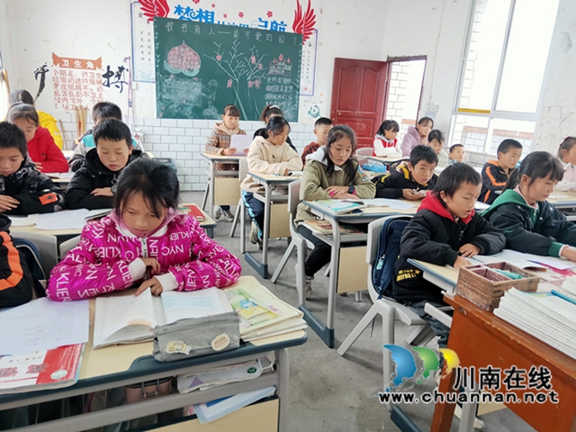 成都爱心人士向叙永县赤水镇中沙小学捐赠爱心课桌(图1)