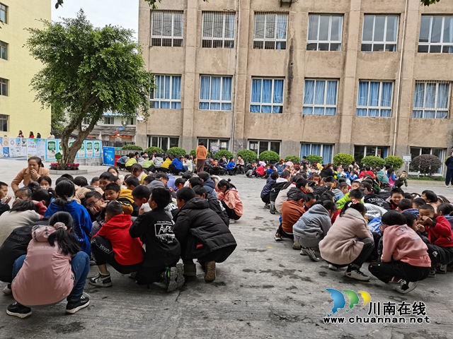 叙永县东大街小学开展消防逃生应急疏散演练暨消防宣传教育活动(图1)