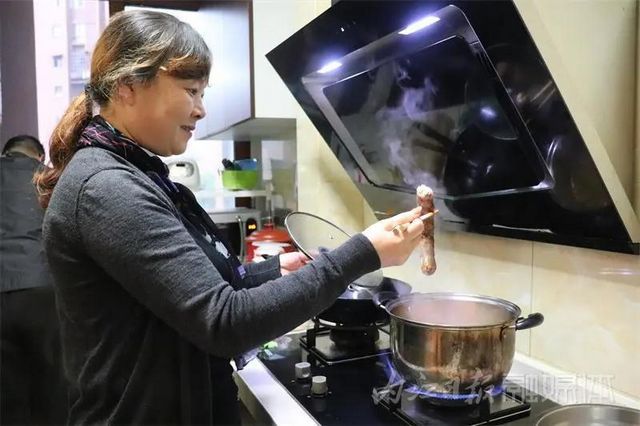 久病床前亲情浓，内江姐姐悉心照顾弟弟20余年(图2)