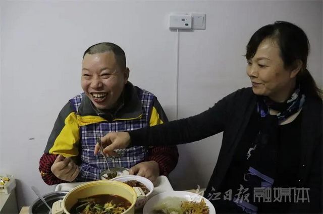 久病床前亲情浓，内江姐姐悉心照顾弟弟20余年(图3)