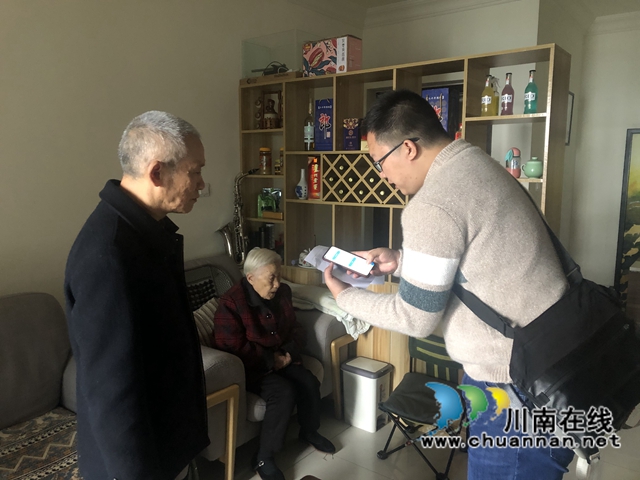 龙马潭区小市街道回龙湾社区入户为老人进行退休认证