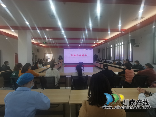 “致”愿服务暖人心！泸州致公党员裴茂君为王氏骨科医院培训接待礼仪