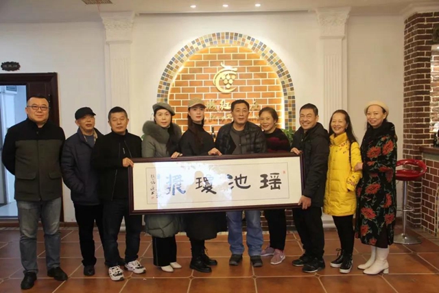 泸州市民俗文化研究会为龙城红葡萄酒庄授牌(图3)