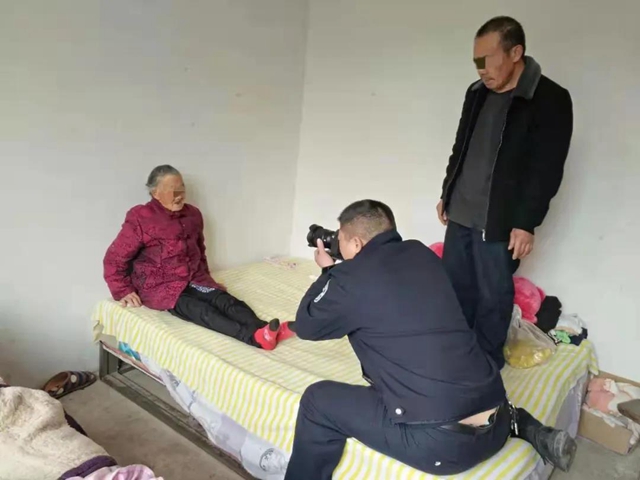 暖心！古蔺民警上门为百岁老人办理身份证(图4)