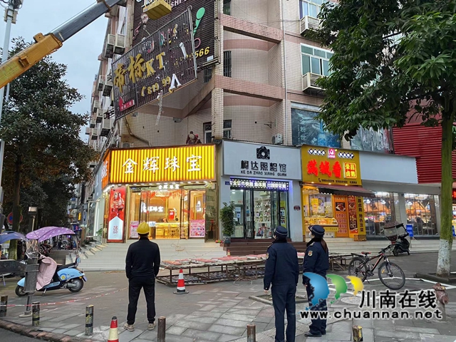 泸县综合行政执法局集中拆除县城区违规户外广告设施