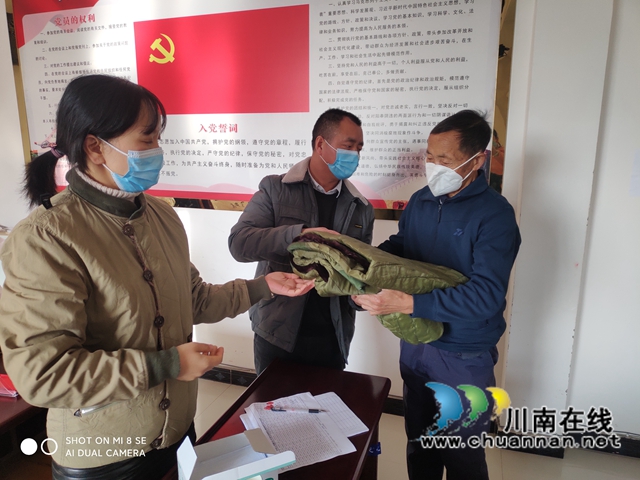 泸县云龙镇：持续做好御寒物资发放，确保困难群众温暖过冬