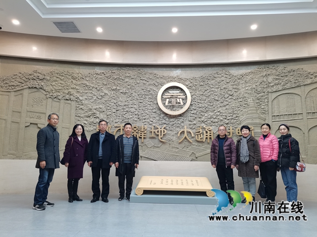民盟泸州职业技术学院支部：瞻仰先烈雕像植下红色基因，重温学校历史树牢奋进航向
