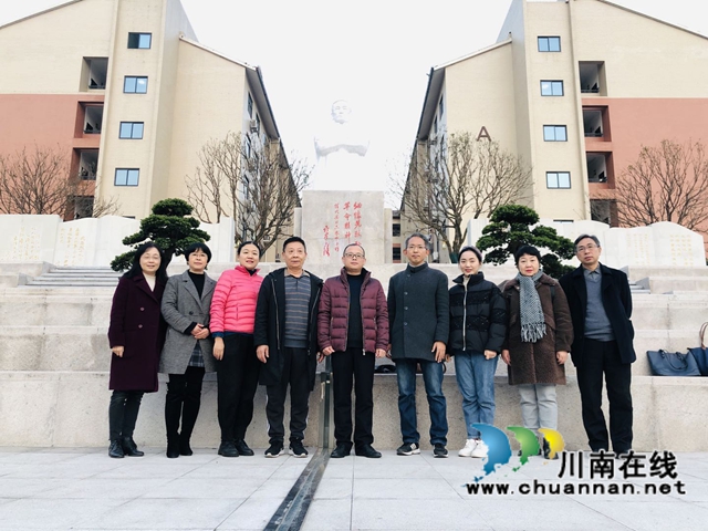 民盟泸州职业技术学院支部：瞻仰先烈雕像植下红色基因，重温学校历史树牢奋进航向(图2)