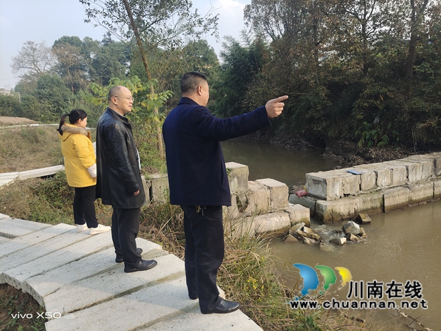 泸县立石镇：落实河长制工作，开展巡河检查