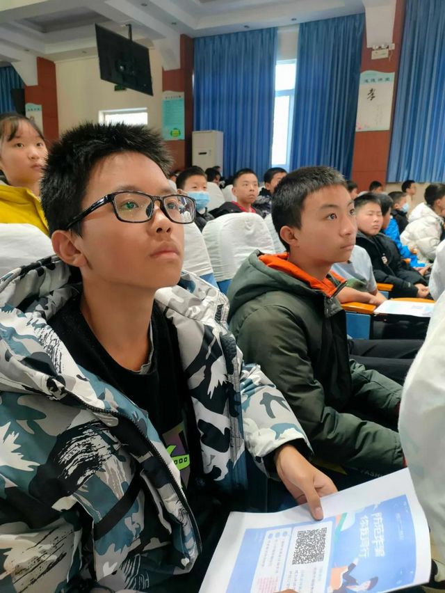 泸州十八中特邀龙马潭区莲花池街道派出所副所长罗庆东作法治讲座(图3)
