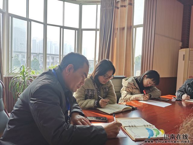 合江中学集中观看《阳光问廉》节目(图2)