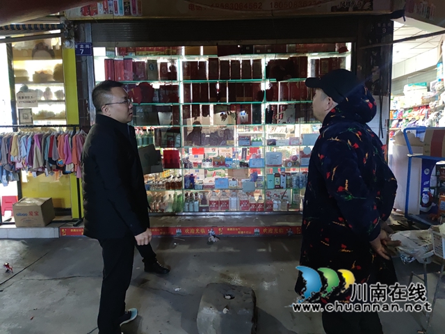 泸县百和镇组织开展场镇治理夜间宣传活动