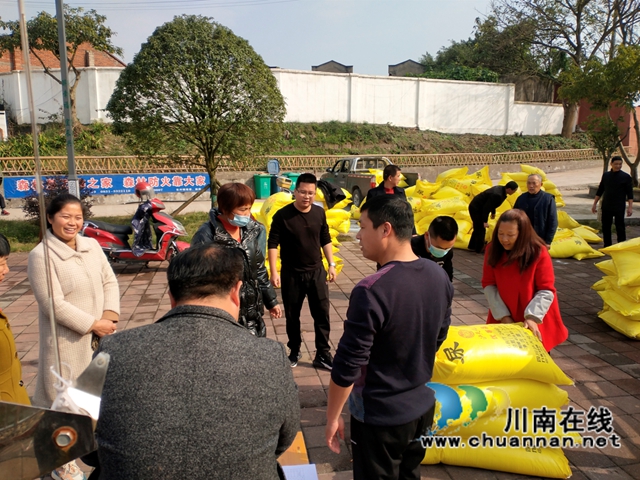 宜宾南溪区长兴镇：免费发放农资助力冬种