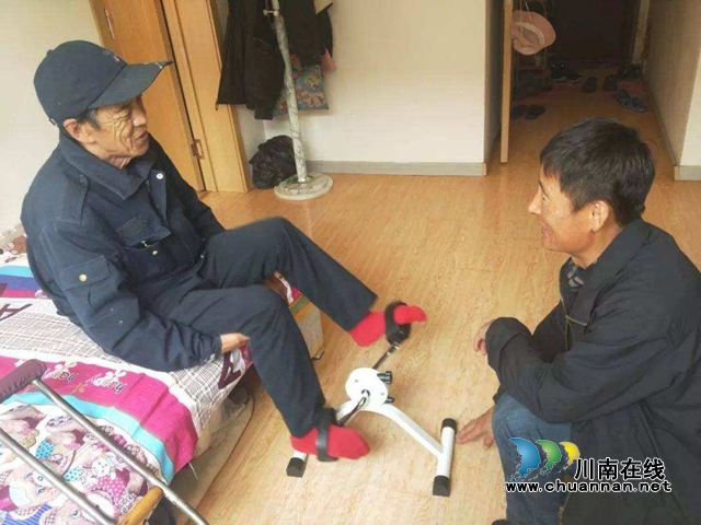 宜宾南溪区长兴镇为残疾人发放康复健身器材