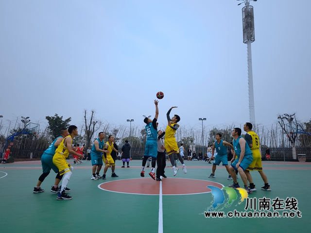 泸县教育和体育局：教职工篮球赛热力“开战”(图2)
