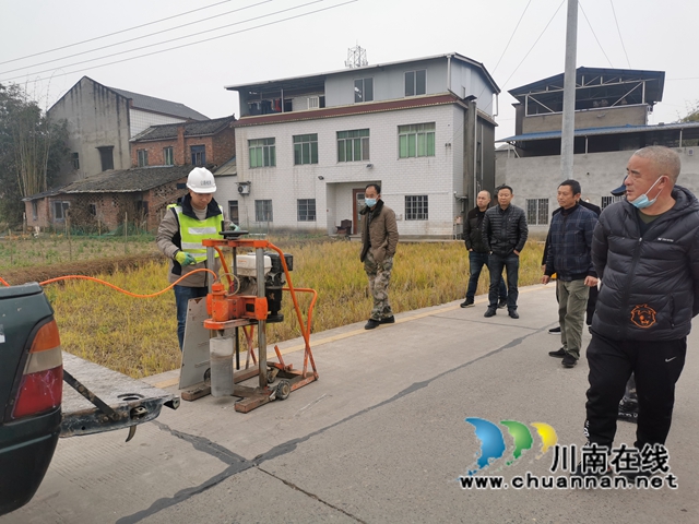 市、县质量检测中心到泸县云龙镇检查道路质量(图1)
