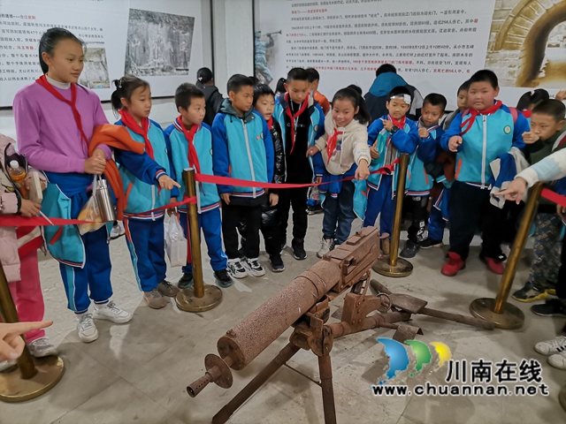 纳溪区天仙镇中心小学开展《铭记历史》研学旅行(图1)