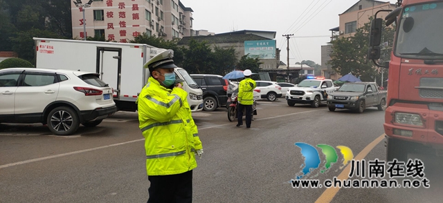 泸县云龙镇开展道路交通安全劝导及宣传工作(图1)