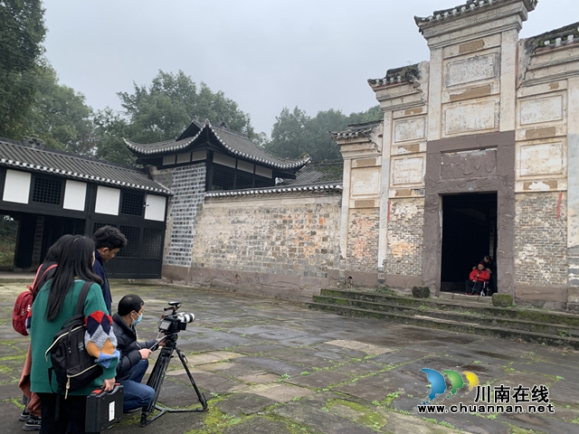 《老西藏故事》摄制组到合江拍摄罗念一专访(图1)