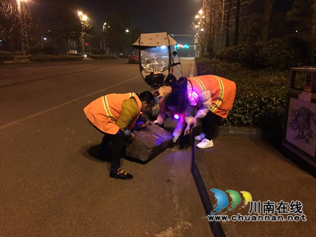 泸县：路面油污成“拦路虎” ，环卫工人快速处置(图1)