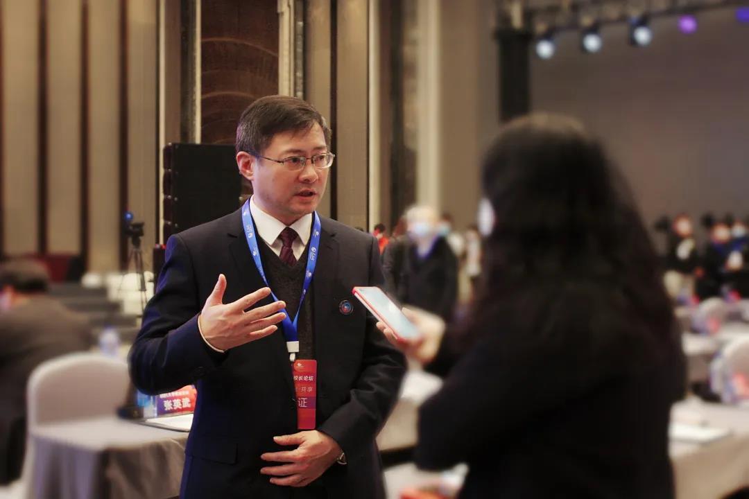 泸州职业技术学院党委书记何杰：深化产教融合 搭建职业技术人才成长“立交桥”(图2)
