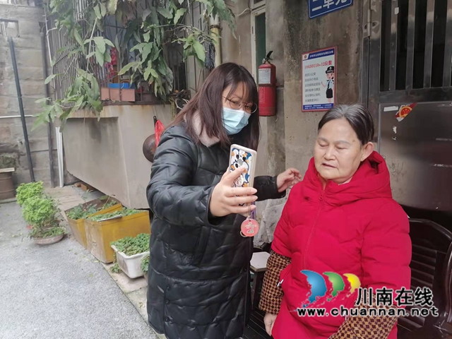龙马潭区小市街道回龙湾社区为退休老人进行上门认证服务(图1)