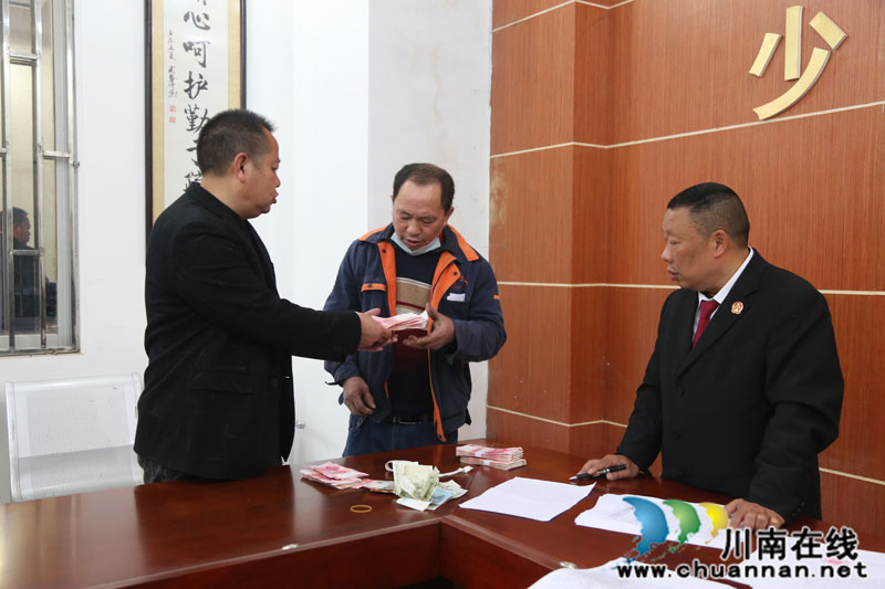 16名农民工喜得拖欠5年工资(图1)