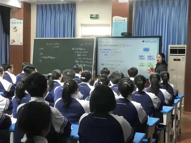 泸州十八中：与君共享三尺讲台，携手亮剑“一堂好课”(图5)