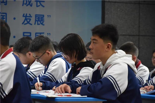 泸州十八中：与君共享三尺讲台，携手亮剑“一堂好课”(图3)