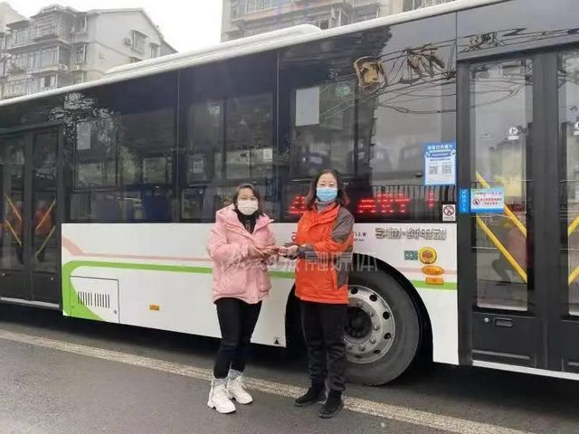 急！内江一乘客2.4万元救命钱遗落公交车上，结局暖了