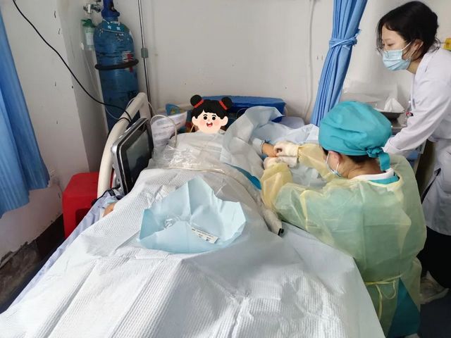 网友点赞：张艳，你“跪”在病床前的身影真美