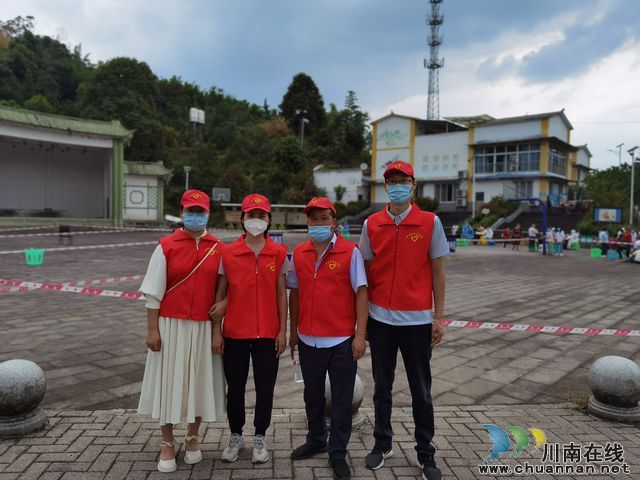 纳溪区护国中学“志愿红” 助力“守护蓝”“天使白”