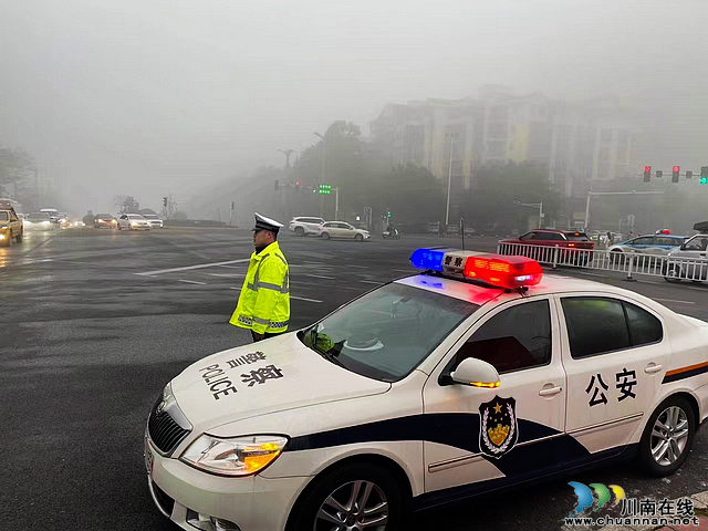 泸州：浓雾笼罩，公安交警三大队在路口护航