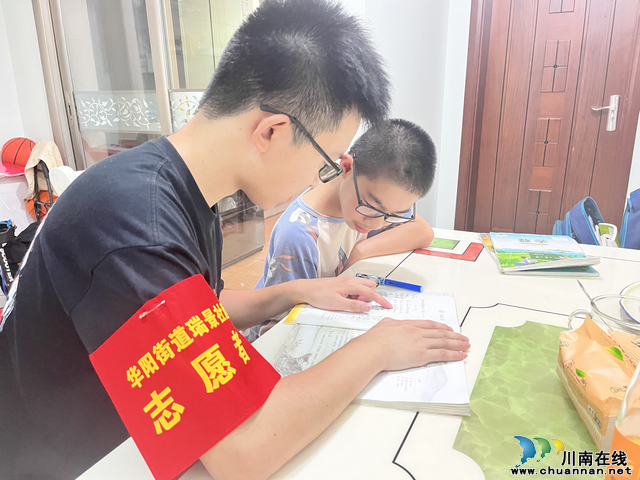 华阳街道瑞景社区为困境儿童送教进家