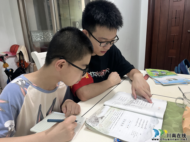 志愿者辅导孩子学习.jpg