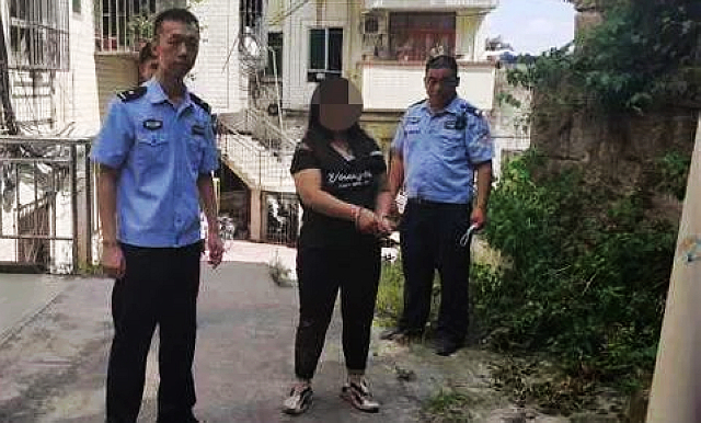 这位大姐，你在楼梯间做了什么？