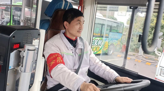 好人好事在身边，为拾金不昧的泸州公交人点赞！